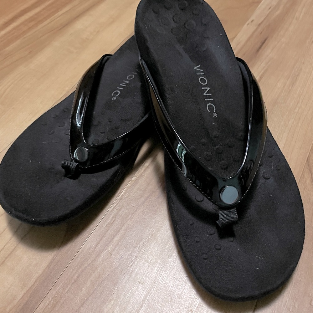Vionic Black Patent Thong Sandals Size 10 NWOT